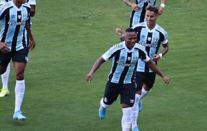 Na estreia dos titulares, Grêmio vence o São José e segue invicto no Gauchão