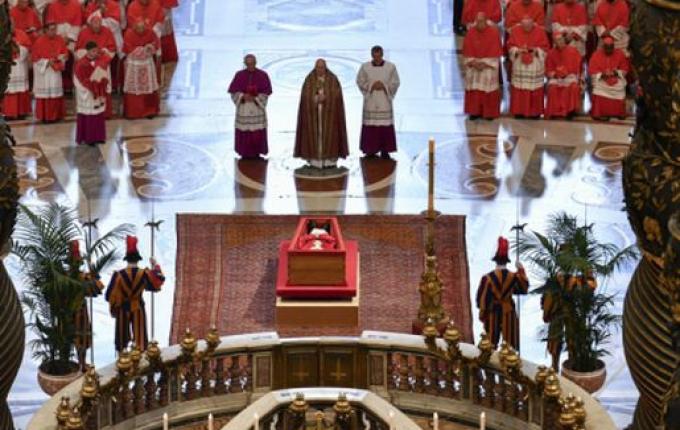 Cerca de 50 mil fiéis comparecem ao velório do Papa Francisco