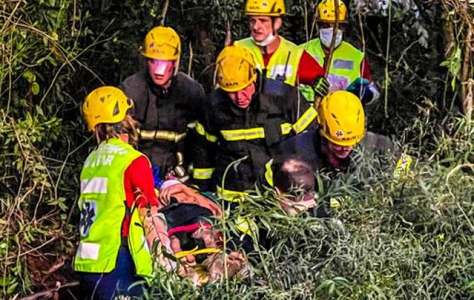 Jovem sofre ferimentos em saída de pista na BR-282; vídeo