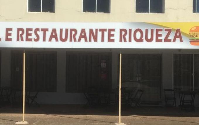 Hotel e Restaurante Riqueza doa lanches para caminhoneiros que passam pela região