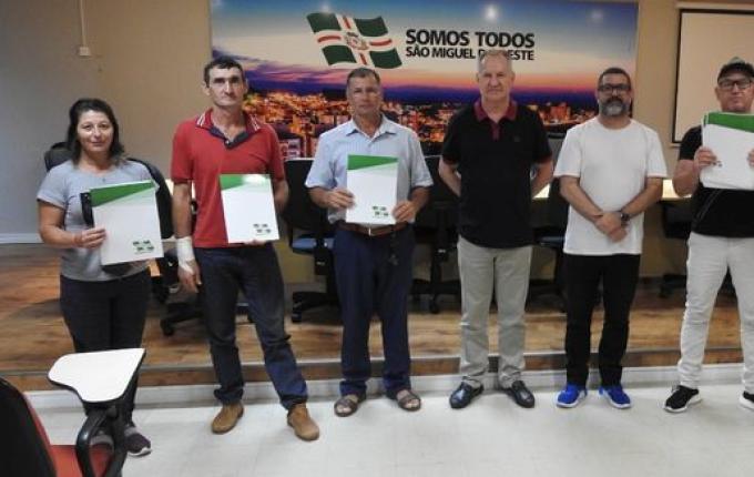 Município entrega mais 17 matrículas de imóveis regularizados