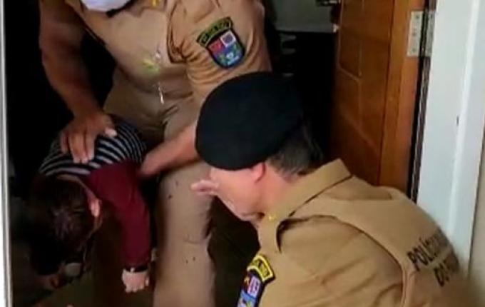 VÍDEO: Policiais Militares salvam bebê que se afogou em piscina