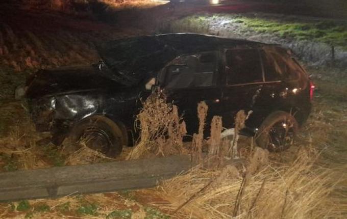 Dois homens ficam feridos em capotamento na SC-161 em Anchieta