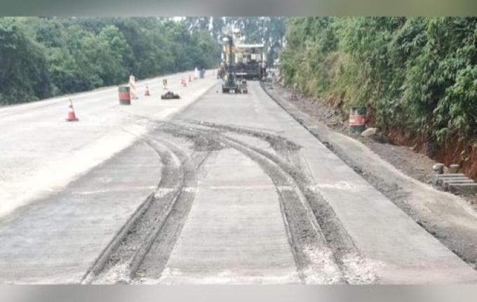 BR-163: caminhão passa por cima do concreto fresco e danifica 20 placas