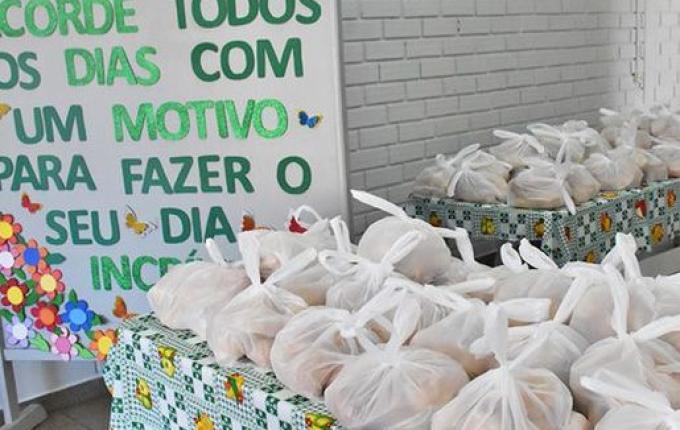 Famílias em situação de vulnerabilidade social recebem doação de pães