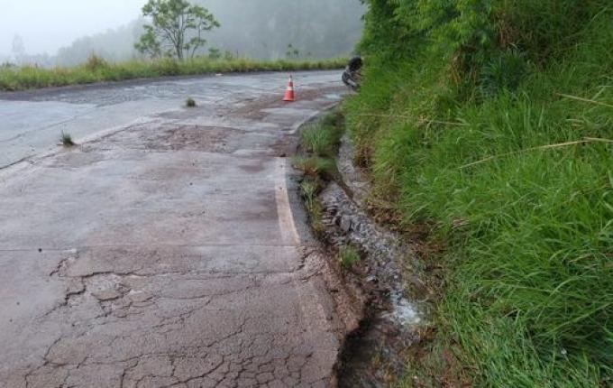 Condutor perde o controle da direção e capota na SC-305