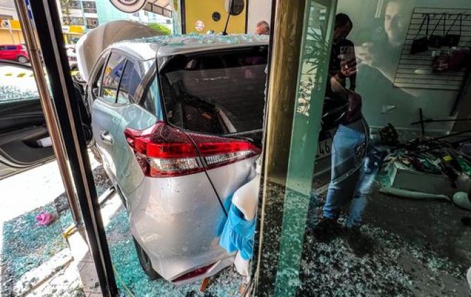 Mulher invade loja com o carro em São Miguel do Oeste; vídeo