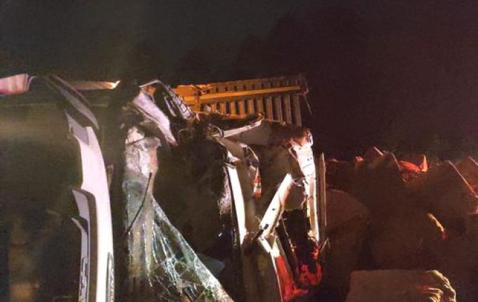 Caminhão sai da pista e capota na BR-158