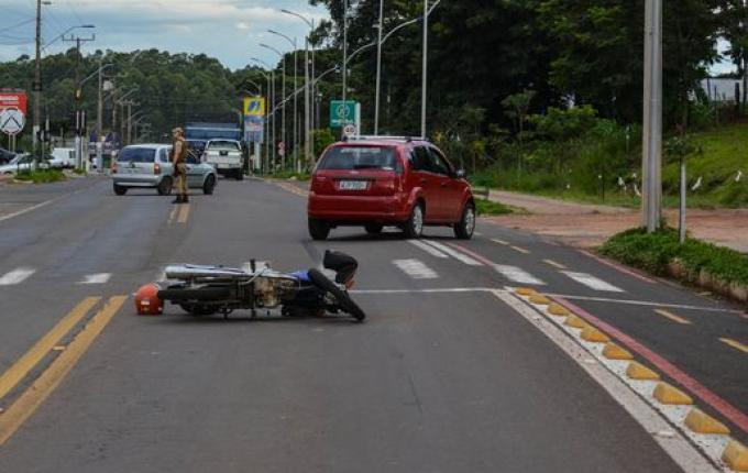 Colisão traseira deixa motociclista ferido em São Miguel do Oeste