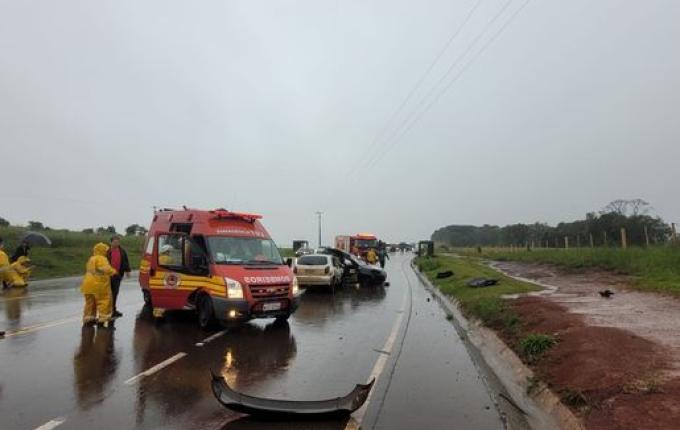 Colisão entre veículos deixa motorista presa as ferragens na SC-160