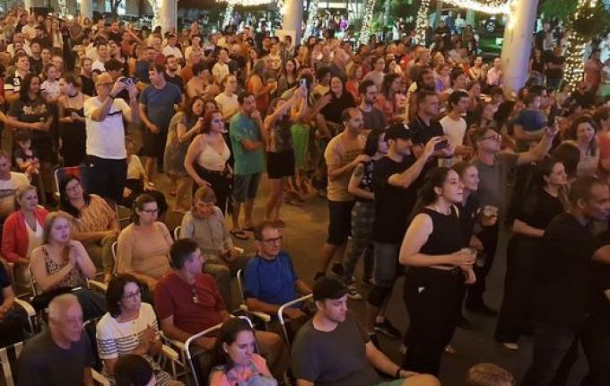 Camerata reúne grande público na praça central de São Miguel