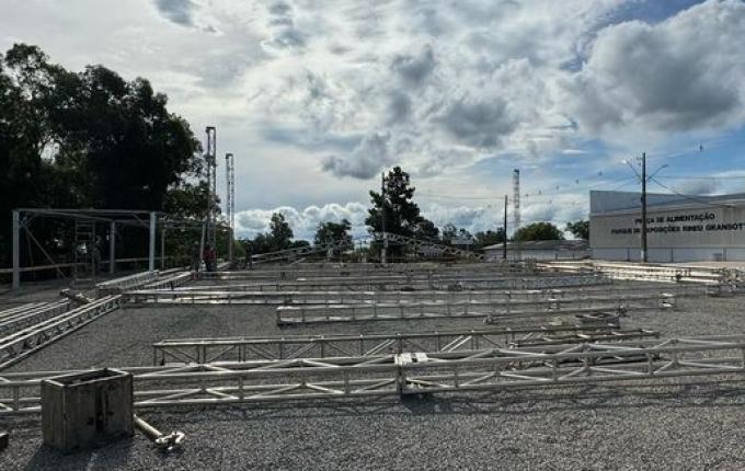 Palco de shows da Faismo 2024 começa a ser montado