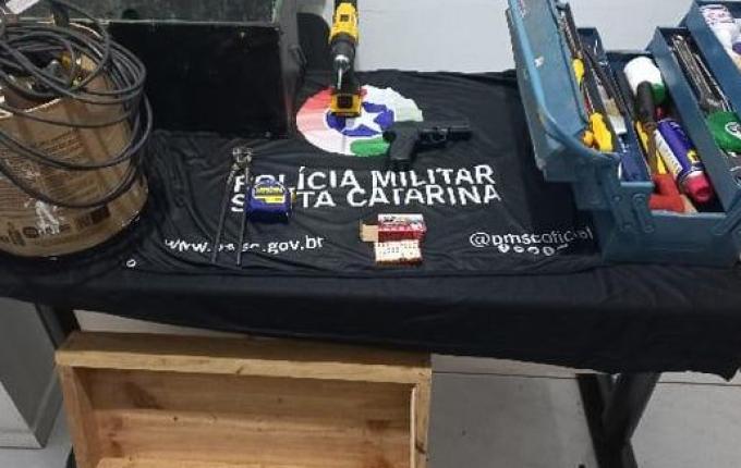 Homem é preso por violência doméstica, dano e posse de munição em SMO