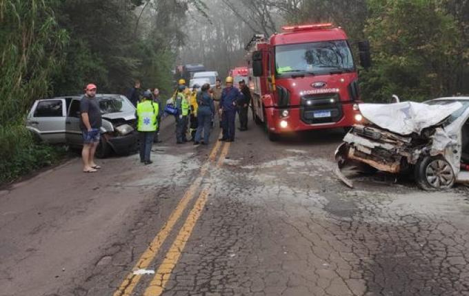 Cinco feridos em colisão entre dois veículos na SC-160