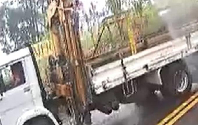 Engavetamento envolvendo 12 veículos deixa trânsito lento na BR-282