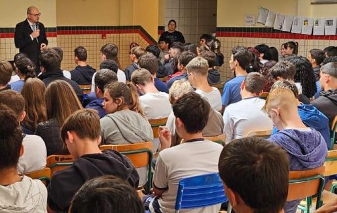 Juiz leva debate sobre violência contra a mulher a escolas do Extremo Oeste