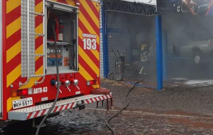 Veículo que estava em oficina mecânica pega fogo