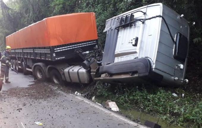 Motorista fica ferido em saída de pista na BR 282