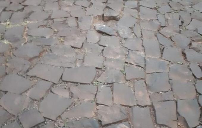 Calçamento solto causa acidente em São Miguel do Oeste