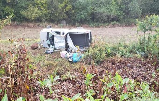 Óleo na pista provoca capotamento na BR-282