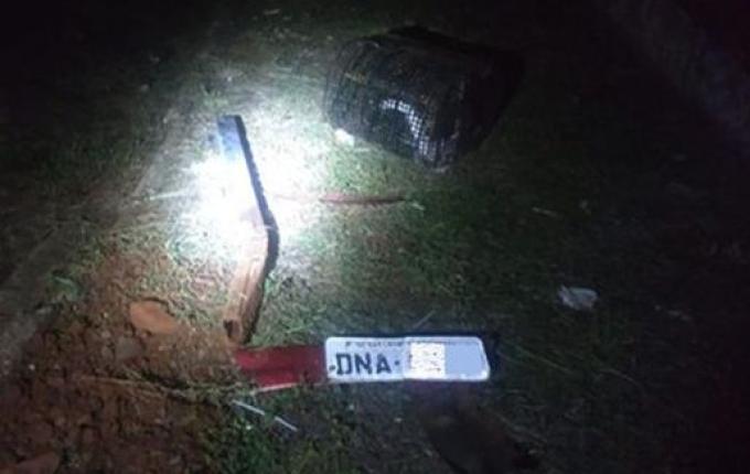 Motorista foge depois de acidente e deixa placa do carro no local