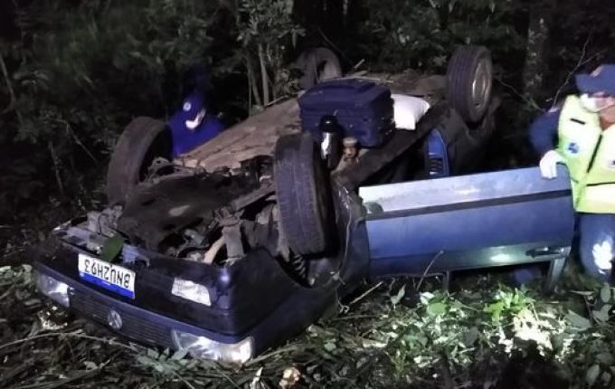 Bombeiros atendem saída de pista seguida de capotamento em Itapiranga