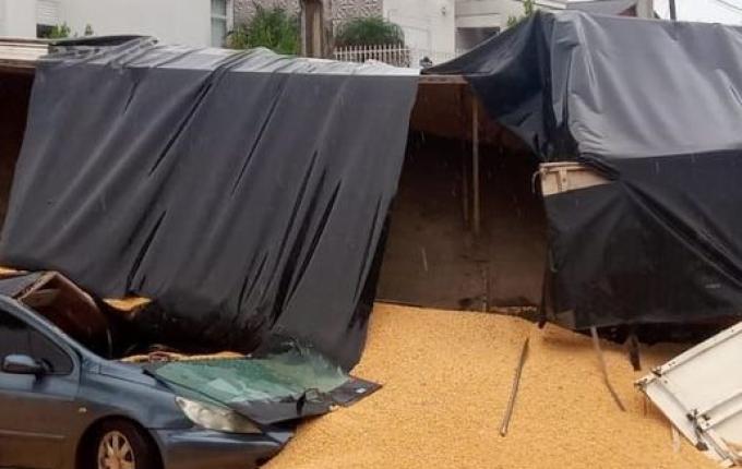 Caminhão fica sem freio e tomba em cima de carro em Marmeleiro