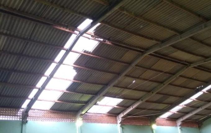 Telhado de ginásio comunitário é danificado por vento forte