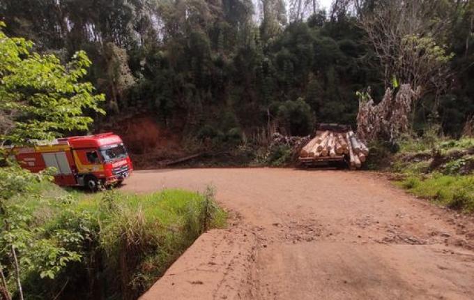 Caminhão sai da pista e bate em barranco no interior de Guaraciaba