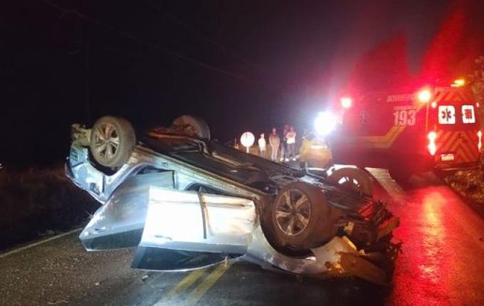 Passageira e motorista sofrem ferimentos em capotamento de veículo em Xanxerê