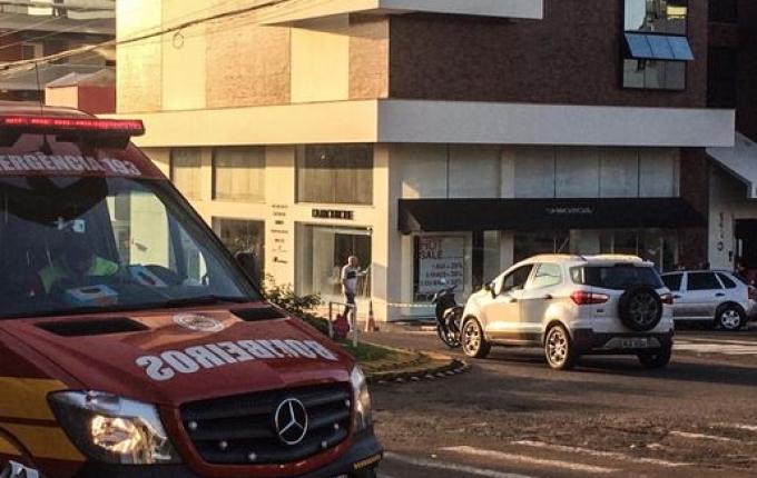 SMO: Colisão entre moto e carro deixa mulher ferida no centro