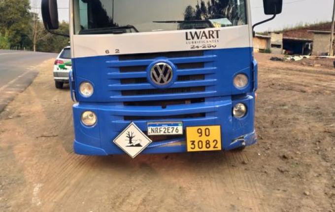 Carro e caminhão colidem frontalmente na SC 283