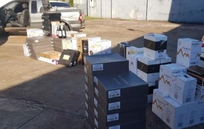 Polícia flagra casal com 80 garrafas de vinhos em São Miguel do Oeste
