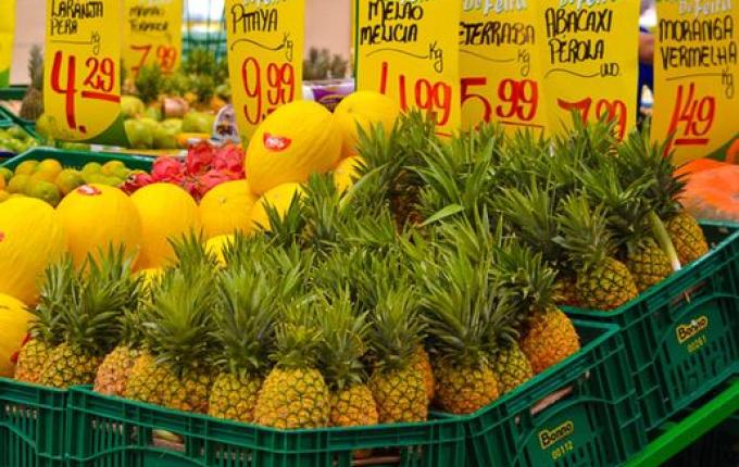 Com inflação, frutas, legumes e abastecer o carro ficaram mais caros