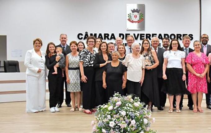 Vereadores fazem sessão solene da Mulher e renovam Galeria Lilás