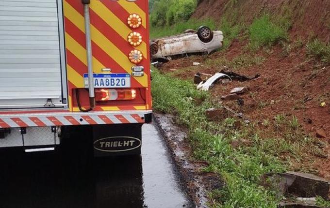 Veículo com três ocupantes sai da pista e capota na BR 282, em Cunha Porã