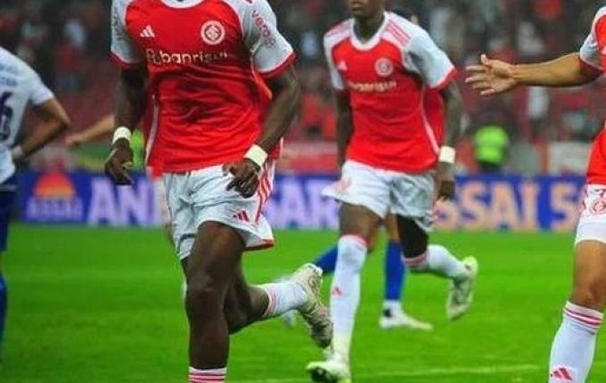 Inter bate o Fortaleza no Beira-Rio, embala e alcança 8º lugar no Brasileirão