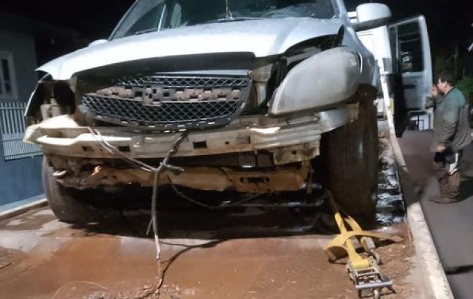 Motorista relata momento dramático ao atravessar ponte submersa e ter veículo levado pela água