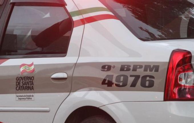 Homem agride esposa com barra de ferro e investe contra policiais