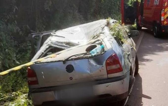 Acidente entre carro e micro-ônibus deixa dois feridos na SC-305