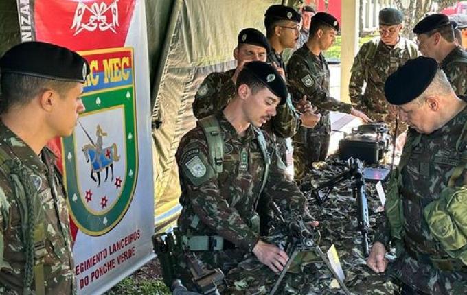 Comandante do Exército visita SMO para inspecionar o 14ºRCMec