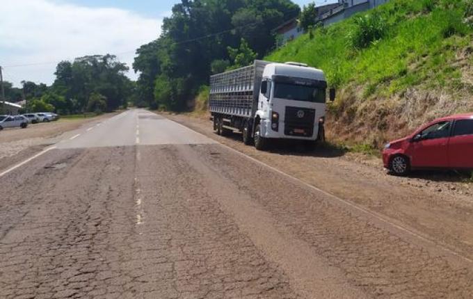 Colisão entre carro e caminhão causa danos materiais
