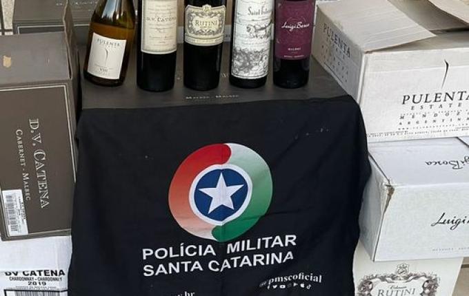 Homem tenta fugir, bate carro carregado de vinho argentino, mas acaba preso