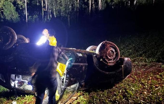 Capotamento deixa quatro feridos na SC-492, em Bandeirante