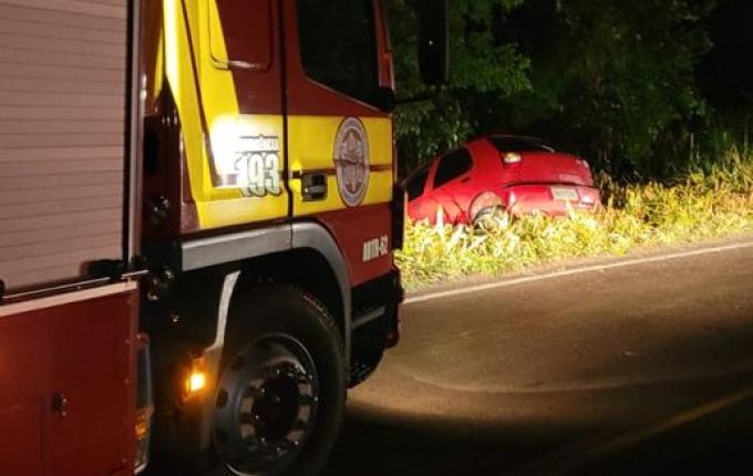 Carro sai da pista e motorista fica ferida em Guaraciaba