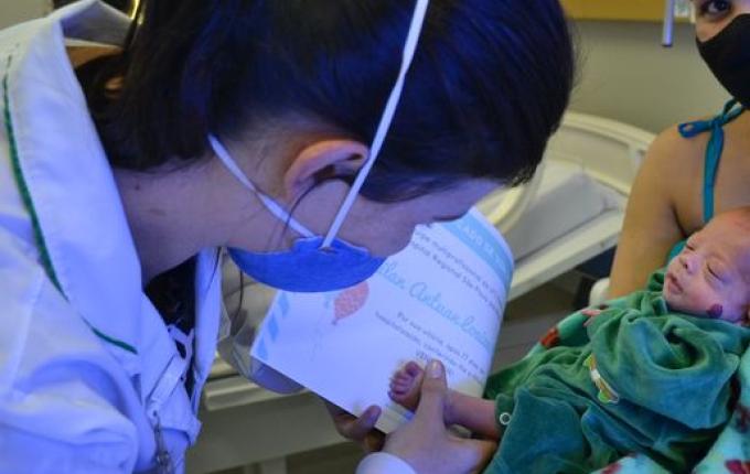 Hospital comemora alta de bebê prematuro após 77 dias na UTI