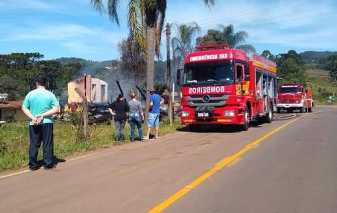 Criança morre carbonizada após padrasto incendiar casa no Oeste