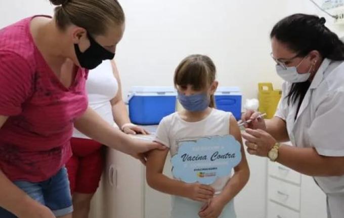 Saúde registra baixa procura pela vacina contra a Covid-19 para crianças