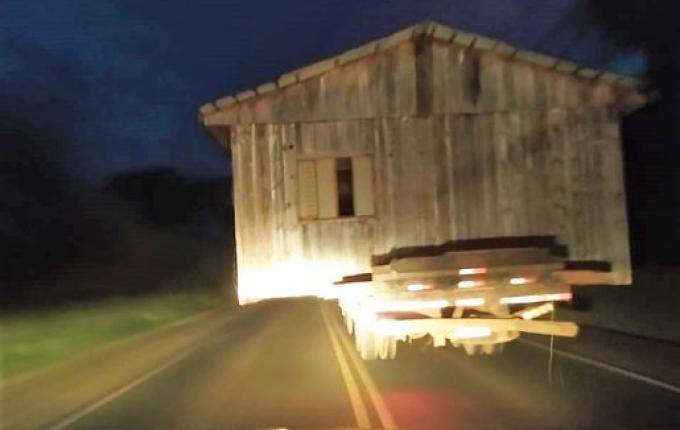 PRF flagra casa sendo transportada irregularmente na BR-282 em SC