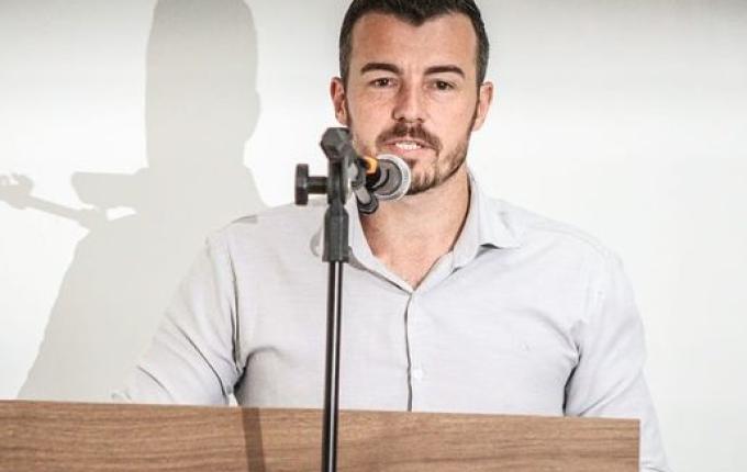 Vereador questiona prefeita de Guarujá do Sul sobre cartaz anticomunista em desfile